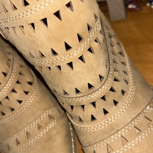 Mi.iM Tan BOOTIES🥾with Cutouts & Heels Size 6.5 Almost LIKE NEW!⭐️ - Picture 5 of 9